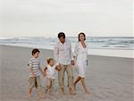 Famille marchant sur la plage