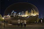 Cloud Gate Sculpture pendant la nuit, Chicago, Illinois, USA