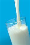 Verser le lait dans un verre