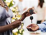 Couple à la fête de Noël, femme donnant les clefs de voiture d'homme