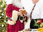 Homme boire de la bière avec le père Noël à la fête de Noël