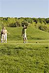 Groupe de gens jouer au golf