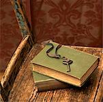 Alte Bücher und Schlüssel auf hölzernen Stuhl