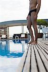 Homme debout sur le bord de la piscine