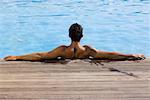 Homme relaxant dans la piscine