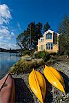 Kanus am Ufer, Bainbridge Island, Puget Sound, Washington, USA