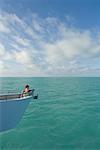 Garçon sur la proue du bateau, le Parc National de Dry Tortugas, Key West, Floride, USA