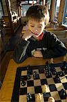 Junge spielt Schach, Portland, Oregon, USA
