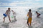 Enfants jouent sur la plage, Elmvale, Ontario, Canada