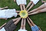 Groupe d'enfants se trouvant dans un cercle avec une grande fleur à leurs pieds Elmvale, Ontario, Canada