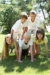 Portrait de groupe des enfants faire une pyramide humaine, Elmvale, Ontario, Canada