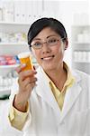 Portrait de pharmacien tenant une bouteille de pilules