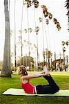 Femme à pratiquer le Yoga dans le parc, Santa Monica, Californie, USA