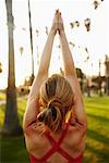 Femme à pratiquer le Yoga dans le parc, Santa Monica, Californie, USA