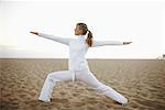 Frau praktizieren Yoga am Strand von Santa Monica, Kalifornien, USA