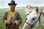 Homme avec des chevaux au Naadam Festival, Xiwuzhumuqinqi, Inner Mongolia, China