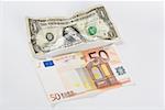 Nahaufnahme eines US-Dollar-Schein und fünfzig Euro-banknote