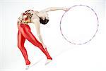 Gymnaste féminine pratiquant avec un cerceau en plastique