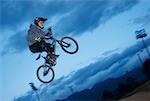 Faible angle vue d'un cycliste BMX effectuant dans les airs