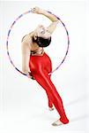 Rückansicht des ein weiblicher Gymnast üben mit einem Kunststoff-Reifen