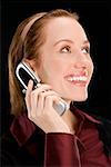 Gros plan d'une femme d'affaires parlant sur un téléphone mobile et souriant