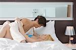 Profil latéral de romancing un couple sur le lit