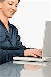Femme d'affaires travaillant sur un ordinateur portable et souriant