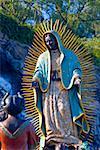 Vue d'angle faible d'une statue de la Vierge Marie, la Vierge de Guadalupe, Tepeyac, Mexico city, Mexique