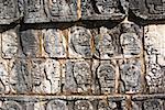 Gros plan des crânes sculptés sur le mur, Chichen Itza, Yucatan, Mexique