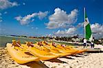 Kayaks sur la plage, Playa Del Carmen, Quintana Roo, Mexique