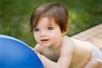 Bébé jouer avec le ballon de plage