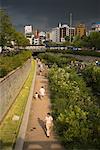 Gens sur la promenade bordant le cours d'eau en ville, Cheonggyecheon, Séoul, Corée du Sud