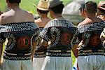 Hommes en costumes traditionnels de lutte, la Mongolie intérieure, Chine