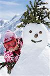 Filles avec un bonhomme de neige