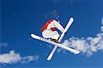 Skifahrer darstellende springen trick