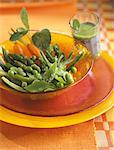 Salade de légumes avec sauce à la menthe
