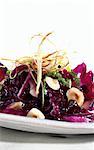 Rot Kohl und Haselnuss-Salate