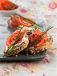 brousse fromage, jambon cru et tomates ouvrent sandwiches