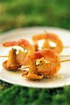 Chanterelle et brochettes de crevettes roses