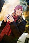 Femme buvant le café en plein air en automne, la vallée d'Yosemite, Yosemite National Park, Californie, Etats-Unis