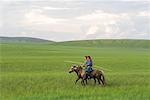 Cavaliers dans les Prairies, la Mongolie intérieure, Chine