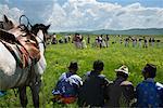 Gens qui regardent les lutteurs traditionnels dans le domaine, la Mongolie intérieure, Chine