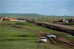 Voiture sur la route de Village, la Mongolie intérieure, Chine