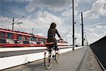 Cycliste et tramway sur le pont, Düsseldorf, Rhénanie du Nord-Westphalie, Allemagne