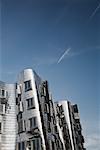 Vue de Frank Gehry bâtiments de pont, Düsseldorf, Rhénanie du Nord-Westphalie, Allemagne