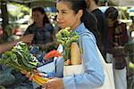 Femme Shopping au marché de l'agriculteur biologique