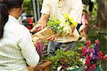 Shopper achetant des fleurs au marché
