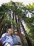 Porträt von Mädchen und jungen vor Mammutbäumen, Muir Woods National Monument, Kalifornien, USA