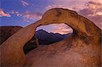 Grès arc encadrant le Mont Whitney, Lone Pine, vallée d'Owens, Alabama Hills, les montagnes de Sierra Nevada, Californie, USA