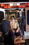 Sanitäter laden verletzten Mann in Ambulanz, Toronto, Ontario, Kanada